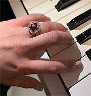 Fingerring in 18-karätigem Weißgold gefertigt und mit fünf roten Rubinen (2,25ct) und zahlreichen Diamanten (0,90ct) besetzt